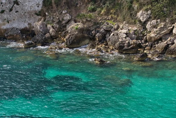 Turkuaz mavi sularda inanılmaz kaya kayalıkları. Plaj, tatil ve seyahat konsepti. Kopyalama alanı.