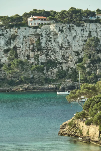 Menorca Balearic Islands Spain 2022年4月15日 卡拉嘎达纳海滩上的全景 这个著名的海滩在春夏假期里非常有名 主要是家人和夫妻经常光顾的地方 — 图库照片