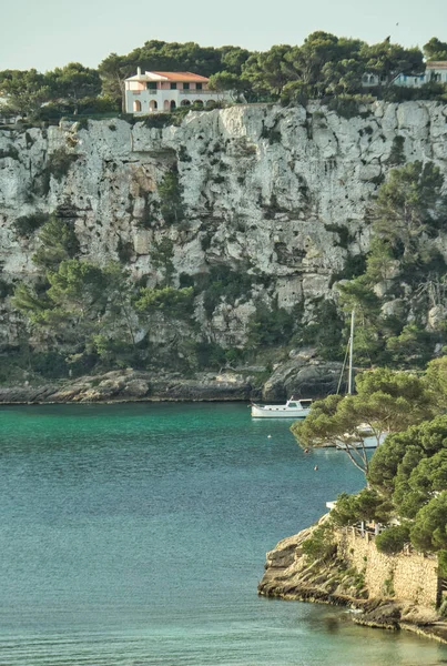 メノルカ バレアレス諸島 スペイン エイプリル 2022年15日 有名なビーチであるカラ ガルダナのパノラマビューは 春と夏の休暇に非常に多くの家族やカップルが訪れました — ストック写真