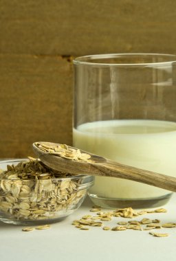 Ahşap arka planda cam kavanozlarda yulaf gevreği ve yulaf içeceği. Sağlıklı yaşam tarzı ve diyet konsepti. Kapatın. Boşluğu kopyala