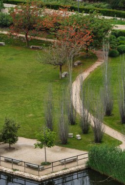 Büyük şehrin parkında yürü. Açık hava spor alanı