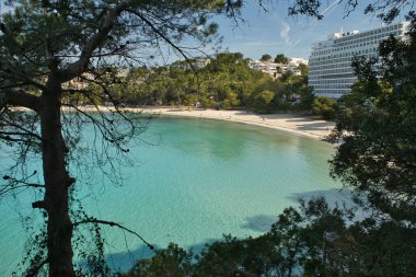 MENORCA, Balearik Adaları, 16 Nisan 2022: Cala Galdana 'nın güneşli bir günde Menorca, Balearic Adaları, İspanya' daki Cami de Cavalls rotasından panoramik görüntüsü.