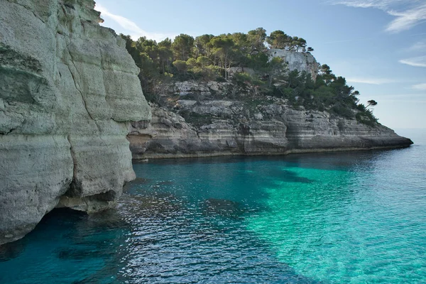 西班牙巴利阿里群岛Menorca岛上Cala Mitjana的全景 在阳光灿烂的日子里碧绿的海水的海景 — 图库照片