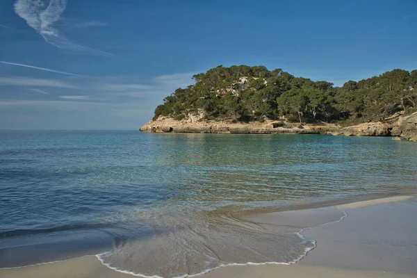 Paradisaik bir plajın panoramik manzarası. Güneşli bir günde mavi gökyüzü ile birlikte deniz kenarında doğaya yapılan tatil gezilerinin ilham verici bir sahnesi. Metin için alanı kopyala.