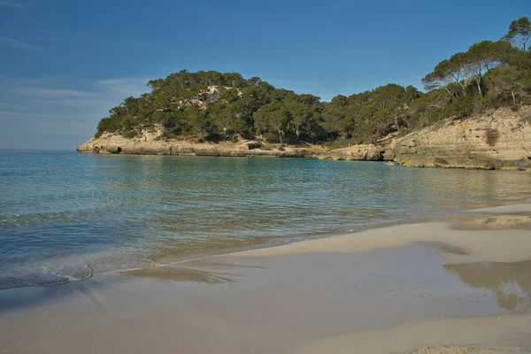 Paradisaik bir plajın panoramik manzarası. Güneşli bir günde mavi gökyüzü ile birlikte deniz kenarında doğaya yapılan tatil gezilerinin ilham verici bir sahnesi. Metin için alanı kopyala.