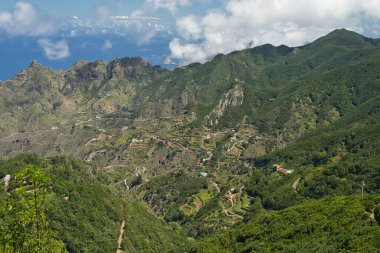 LA HERMIDA, CANTABRIA, ESPAA, HAZİRAN 8 Temmuz 2022: Picos de Europa dağının kırsal kesimindeki taş cepheli evlerin resimli kasabası. 