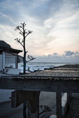 Endülüs, İspanya 'daki Las Negras plajının karakteristik manzarası. Güneş doğarken deniz ve mavi gökyüzü.