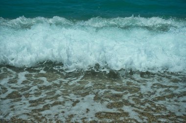 Köpüklü deniz dalgası. Mavi arka plan. Yatay görüntü. Boşluğu kopyala.