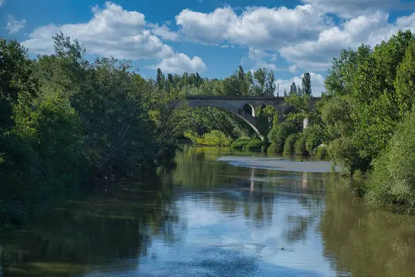 Hermoso Paisaje Natural Con Puente Fondo Paisaje Sobre Río Duero — Foto de Stock