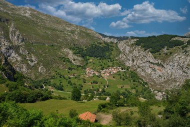 Bejes, Cantabria belediyesi, Picos de Europa, İspanya, mandıralarıyla ünlüdür. Peynir üretimi mağaralarda olgunlaşır ve kökeni belli olur. Seyahat kavramı