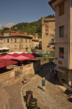 POTES, CantABRIA, İSPAN, 11 Temmuz 2022: Ortaçağ Potes, Cantabria, İspanya manzarası. Kaptan Palacios Meydanı. Eski taş yüzler. Picos de Europa Ulusal Parkı 'ndaki ünlü turizm merkezi.