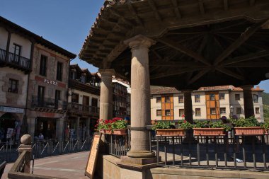 POTES, CantABRIA, İSPAN, 11 Temmuz 2022: Ortaçağ Potes, Cantabria, İspanya manzarası. Kaptan Palacios Meydanı. Eski taş yüzler. Picos de Europa Ulusal Parkı 'ndaki ünlü turizm merkezi.