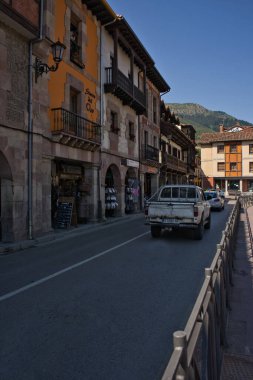 POTES, CantABRIA, İSPAN, 11 Temmuz 2022: Ortaçağ Potes, Cantabria, İspanya manzarası. Kaptan Palacios Meydanı. Eski taş yüzler. Picos de Europa Ulusal Parkı 'ndaki ünlü turizm merkezi.