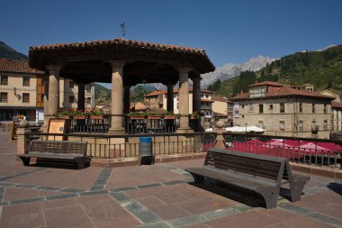 POTES, CantABRIA, İSPAN, 11 Temmuz 2022: Ortaçağ Potes, Cantabria, İspanya manzarası. Kaptan Palacios Meydanı. Eski taş yüzler. Picos de Europa Ulusal Parkı 'ndaki ünlü turizm merkezi.