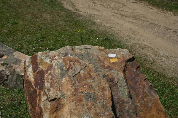 Small Hiking Trail Sign White Yellow Markings Rock Indicating Short — Stockfoto