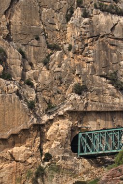 Uçurumu kurtarmak ve boşluğa düşmemek için dağdaki ahşap yapı. Tırmanmak için harika bir kaya bloğu. İspanya, Malaga 'da ünlü Caminito del Rey. Boşluğu kopyala