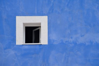 Latin Koloni binasının pencere detaylarıyla dolu renkli mavi bir cephe. mimari ve inşaat konsepti