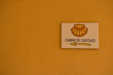 Hardal rengi cephede kiremit, Camino de Santiago 'ya giden yolu gösteriyor. Santiago de Compostela. Seyahat kavramı ve sembolü