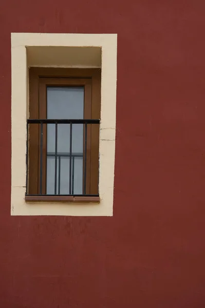 Πολύχρωμο Κόκκινο Χρώμα Πρόσοψη Λεπτομέρειες Παράθυρο Ένα Λατινικό Αποικιακό Κτίριο — Φωτογραφία Αρχείου