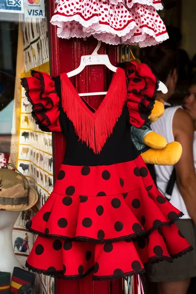 Ronda Andalusia スペイン 9月7 2022 スペインのアンダルシアの土産物店で女の子のための伝統的なフラメンコドレス 黒ポルカドットとフリルの赤いドレス — ストック写真