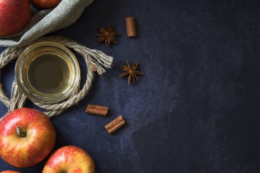 Elma sirkesi, kilo vermek için kullanılır, aralıklı oruç tutmaya yardımcı olur, kolesterol ve kan şekeri seviyelerini düşürür ve diyabet belirtilerini iyileştirir. Sağlıklı, organik diyet. Seçici odak