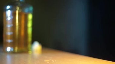 Bir adamın bardağa viski doldurduğu sinematik çekim, tam HD video..