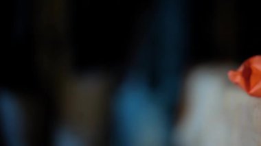 Takım elbiseli, tanınmayan bir adamı yürürken ve bir zarf alırken yakından çek..