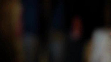 Takım elbiseli, tanınmayan bir adamı yürürken ve bir zarf alırken yakından çek..