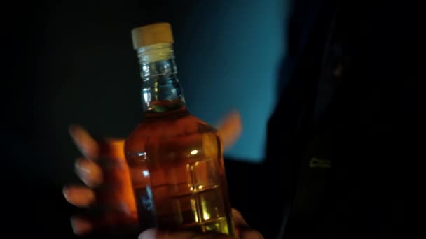 Primo Piano Colpo Mani Aprire Una Bottiglia Whisky Illuminazione Drammatica — Video Stock
