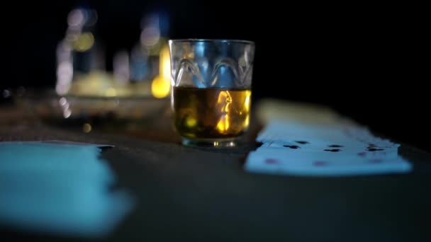 Metraje Mesa Con Tarjetas Extendidas Vaso Whisky Luz Dramática Oscura — Vídeo de stock