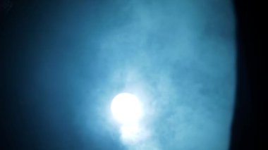 Elinde silahla dolaşan takım elbiseli bir gangsterin dramatik sinematik çekimi. Dramatik ışıkta yürüyen bir gangsterin siluetleri, duman bulutları. Yüksek çözünürlüklü görüntü. Yavaş Hareket.