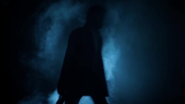 Δραματική Κινηματογραφική Φωτογραφία Ενός Γκάνγκστερ Κοστούμι Περπατάει Ένα Όπλο Στο — Αρχείο Βίντεο