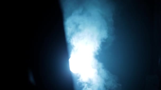 조직의 마피아가 모션으로 촬영되었다 어두운 속에서 구름이 둘러싸고 남자의 사진입니다 — 비디오