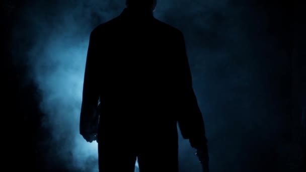 Zdjęcia Mężczyzny Garniturze Chodzącego Dramatycznym Oświetleniu Otoczonego Mgłą Mroczne Ujęcie — Wideo stockowe