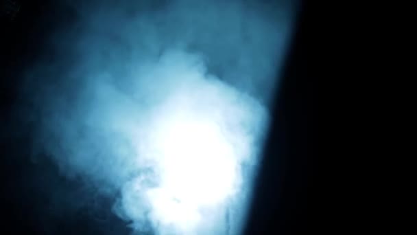 조직의 마피아가 모션으로 촬영되었다 어두운 속에서 구름이 둘러싸고 남자의 사진입니다 — 비디오