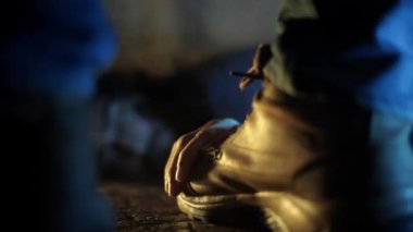 Ölü bir adamın yanından geçen bir adamın yakın plan fotoğrafı..