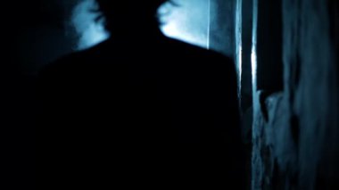 B rolünde bir kadın dramatik bir ışıkla aşağıya iniyor..