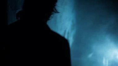 B rolünde bir kadın dramatik bir ışıkla aşağıya iniyor..