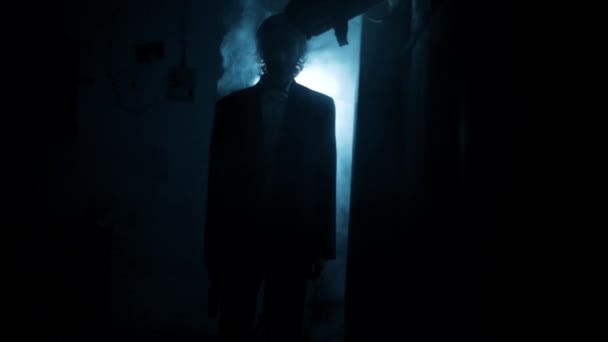 一个男人在灯光下走下楼梯的镜头 — 图库视频影像