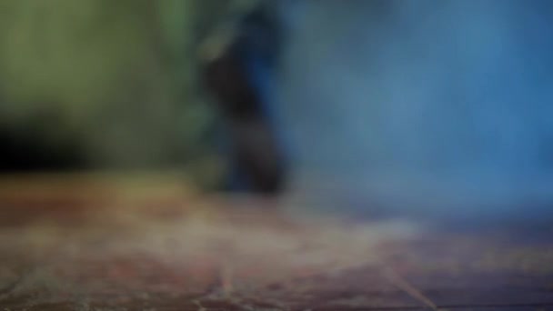 在黑暗的哥特式场景中 一个人从低矮的角度在戏剧性的光线下奔跑 — 图库视频影像