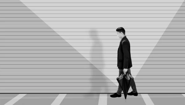一个男人在街上行走的广角镜头 一个简约的镜头 一个男人在他想象的世界里行走的镜头 墙上的艺术设计 高质量的形象 黑白图像 — 图库照片
