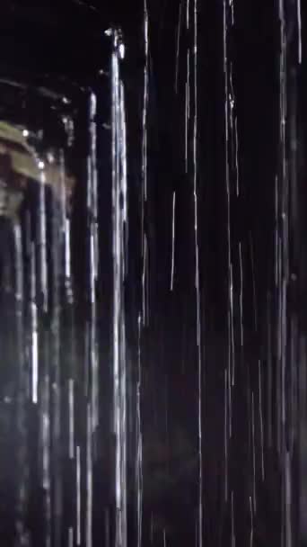 Függőleges Lövés Erős Eső Alá Régi Thacthed Tető Fény Árnyék — Stock videók