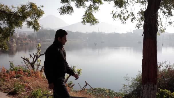早朝男のショットいくつかの霧や鳥が飛んで湖 山や森の近くを歩く 平和と静けさの概念 — ストック動画