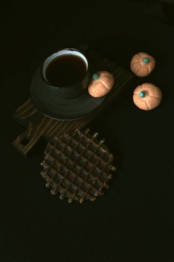 Bir fincan kahve. Kahve içeriz. Güzel bir kahve aroması. Cadılar Bayramı, unutma.