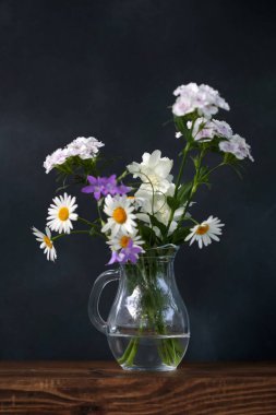 Vazoyla yaşamak. Yaz çiçekleri.