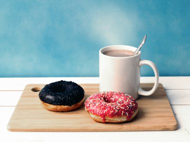 Bir fincan çay. Çörek ve sıcak içecek..