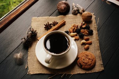 Bir fincan kahve. Lezzetli tatlılar. Güzel bir kahve kokusu..