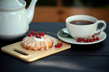 - Çay. Bir fincan çay ve çaydanlık. Pişirme.