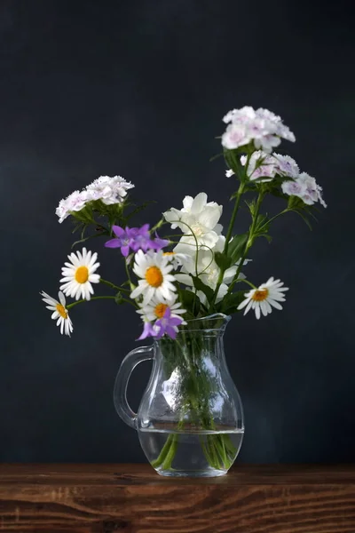 Vazoyla yaşamak. Yaz çiçekleri.