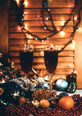 Mutlu Noeller! Mutlu yıllar! Yılbaşı resmi. İyi tatiller! Noel süslemeleri.